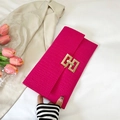 Pochette a busta in feltro magenta con trama a coccodrillo e chiusura dorata a H - Rosa Rosso