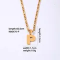 Collana con ciondolo lettera P in acciaio dorato, catena Figaro e superficie con rilievo - Lettera P / Oro