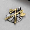 Vue détaillée du pendentif viking avec deux haches dorées sur disque en acier - Style Bouclier Hache Or et Argent (KP130638-TLX)