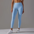 Gros plan d'un legging de yoga taille haute bleu clair avec tissu élastique sans couture - XS / Bleu Moyen