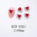 Vue macro de charmes d'ongles en forme de cœur avec gemmes rouges et étoiles - Base Argentée - Zircon Rouge (9561)