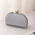 Elegante borsa da sera con paillettes argento e manico di perle e chiusura a perla sferica - Argento