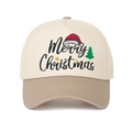 Dettaglio del ricamo Merry Christmas su un cappellino bicolore con icone natalizie - Regolabile / Crema/Cachi