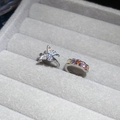 Detailansicht von Schmetterlingsring und bunten Edelsteinen in grauer Samtschachtel - 5# Schmetterling und Buntes Zirkonia-Set (2-teilig)