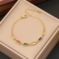 Nahaufnahme eines goldenen Edelstahlarmbands mit bunten rechteckigen Edelsteinen - Sechsfarbiger Edelstein Stil (6#)