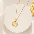 Collar de acero dorado con colgante de margarita blanca que se abre en soporte - Dorado