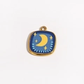 Détail d'un pendentif carré plaqué or 18 carats avec émail bleu, lune jaune et étoiles - Style Lune et Étoiles Bleu