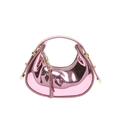Bolso de media luna rosa espejado con herrajes dorados y borla sobre fondo blanco puro - Rosa