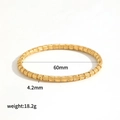 Dettaglio del bracciale a bambù dorato con diametro 60mm e larghezza 4,2mm - Stile con Texture Incisa Fine (TB7179)