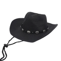 Detail eines schwarzen Stroh-Cowboyhutes mit einem nietenbesetzten Lederband und Riemen - Schwarz