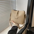 Elegante bolso tipo cubo beige de cuero con una correa ancha de tejido jacquard - Caqui