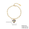Bracciale cuore Evil Eye dorato con perline bianche e perle su sfondo bianco neutro - Bianco Crema/Totem a Cuore