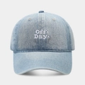 Vista frontale del cappellino da baseball in denim azzurro con ricamo bianco Off Day - Regolabile / Azzurro
