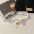 Choker in pizzo bianco con fiocco di raso e campanello dorato con catena in metallo regolabile - Collana choker / Girocollo Bianco