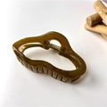 Detalle de pinza para el pelo marrón ámbar irregular con un acabado traslúcido - Marrón Ámbar Translúcido
