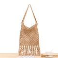 Beigefarbene Makramee-Schultertasche mit Fransen und rautenförmigem Webmuster - Camel