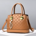 Sac à main marron à damier structuré avec breloque feuille de perle sur socle blanc - Jaune Terre