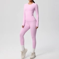 Dettaglio del set yoga rosa con leggings a vita alta e maglia a maniche lunghe aderente - Rosa Sakura