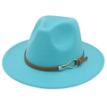 Détail d'un chapeau en feutre bleu sarcelle avec bandeau en cuir brun et boucle dorée - Bleu lac