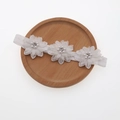 Fascia elastica per neonati con tre fiori di chiffon bianco, perle e strass decorativi - Fiore di Perla Bianco