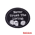 Toppa ricamata nera con testo Never Trust The Living e teschio 8x6,6cm - PE7616CT-Never Trust The Living