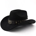 Detail eines Cowboyhutes mit Lederband, Nieten und einem markanten Stierschädel-Emblem - M (56-58cm) / Schwarz