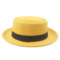 Chapeau Pork Pie jaune en feutre de laine avec ruban noir sur fond blanc pur - 57cm / Jaune