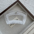 Nahaufnahme einer transparenten Haarklammer aus Acryl mit weißer Marmor-Netzstruktur - Flaches Quadrat / Weiß