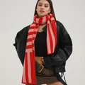 Écharpe en tricot à rayures douces pour l'hiver avec motifs rouge et rose portés par mannequin - Rouge et Rose