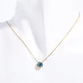 Goldene Halskette mit rundem, hellblauem März-Geburtsstein auf einer Schmuckbüste - März Hellblau / Gold