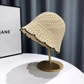Détail du chapeau seau en paille crochetée crème avec bordure ondulée noire élégante - M (56-58cm) / Beige