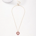 Détail du collier pendentif cœur orné de zircons roses et blancs scintillants - Zircon Rouge