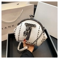 Weiße Muscheltasche mit Nieten, Metall-Bärenanhänger und eleganter Kette für Damen - Weiß