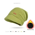 Avocadogroene gebreide muts met kleine klep, dikke fleecevoering en lederen logopatch - Avocadogroen
