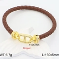 Bracciale in pelle intrecciata marrone con fibbia a naso di maiale placcata oro e zirconi - caffè