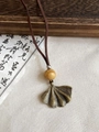 Collar con colgante de hoja de ginkgo en bronce vintage con cuenta de madera natural - Estilo De Hoja De Ginkgo De Metal (HN9839-HN9840-1)