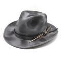 Cappello fedora in feltro grigio scuro con fascia nera e dettaglio piuma su sfondo bianco - M (56-59cm) / grigio scuro