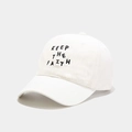 Detalle del bordado negro Keep the Faith en una gorra de béisbol de algodón blanco - Ajustable / Blanco