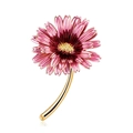 Élégante broche marguerite en émail rose et violet avec tige dorée sur fond blanc - Rose