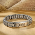 Detaillierte Nahaufnahme des silbernen Herrenarmbands mit sechs Silben Mantra-Zylindern - 22cm