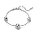 Dettaglio di bracciale a catena ritorta argento con tre perle di metallo e chiusura a moschettone - Bracciale a Palline Argentato