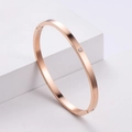 Brazalete minimalista de acero de titanio oro rosa con un diamante y acabado cepillado - Oro rosa