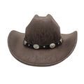 Chapeau de cowboy vintage en similicuir marron foncé avec ceinture à rivets sur blanc - M(56-58cm) / café