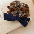Dettaglio dell'elastico per capelli in denim blu e tessuto scozzese marrone su sfondo - Stile Fiocco Denim Patchwork Quadri Marrone (Elastico-Marrone-Blu)