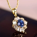 Elegante goldene Halskette mit ovalem blauem Edelstein und weißem Zirkon-Blütenkranz-Anhänger - Blau