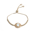 Vue détaillée du bracelet doré ajustable avec pendentif œil maléfique et main de Fatma serti - Chaîne de Boîte à Perles Dorées
