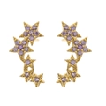 Primer plano de aretes trepadores de estrella dorados con circonitas lavanda - Morado