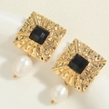 Détail de boucles d'oreilles perles baroques avec zircon noir et monture dorée fleurie - Boucles d'oreilles pendantes en perles gouttes et zirconiums noirs