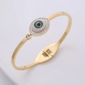 Dettaglio del bracciale a molla Evil Eye dorato con iride verde e accenti di cristallo - Oro
