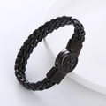 Dettaglio del bracciale in pelle nera intrecciata con chiusura in metallo a croce - Nero